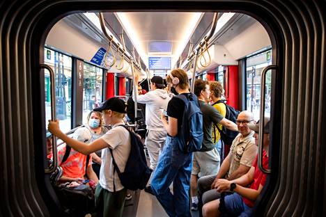 Tampereella on tällä hetkellä käytössä yhteensä 20 raitiovaunua, joista aina kerrallaan liikennöi 15 vaunua. Aamulehti kuvasi ratikkamatkustajia Tampereella elokuussa. 
