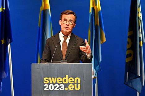 Ruotsin pääministeri Ulf Kristersson kuvailee teon muistuttaneen melkein mestausta. Kristersson kuvattiin puhumassa Kiirunassa, missä Ruotsin hallitus tapasi perjantaina EU-komission. 