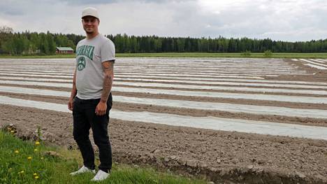 Elias Inkinen aloitti maatalousyrittäjänä vuonna 2019. Sukupolvenvaihdosta tilalla suunniteltiin kuitenkin jo aiemmin. ”Silloin en saanut lainaa, koska pankit pitivät minua liian nuorena”, hän kertaa.
