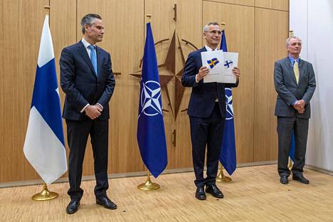 Suomen Nato-suurlähettiläs Klaus Korhonen (vas.) ja hänen ruotsalainen kollegansa Axel Wernhoff jättivät 18. toukokuuta 2022 jäsenyyshakemukset Naton pääsihteerille Jens Stoltenbergille (kesk.).