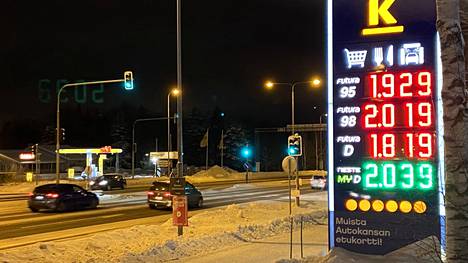 Kahden euron raja on ylittynyt polttoaineiden hinnoissa tammikuussa 2022. Hinnat olivat yhtä korkealla viimeksi lokakuussa 2021. Näin kallista polttoaine oli tiistai-iltana Tampereen Ruotulan Neste-asemalla.