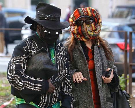 Dolce & Gabbana -muotitalon näytökseen Milanossa saapuneet vieraat pukeutuivat kasvoja suojaaviin maskeihin. Italiassa on nyt eniten koronatartuntoja Euroopassa. 