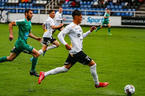 Logan Rogerson teki Hakalle tärkeän 1–1-tasoituksen IFK Mariehamnia vastaan.