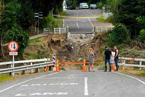 Gabrielle-syklonin katkaisema tie Uudessa-Seelannissa.