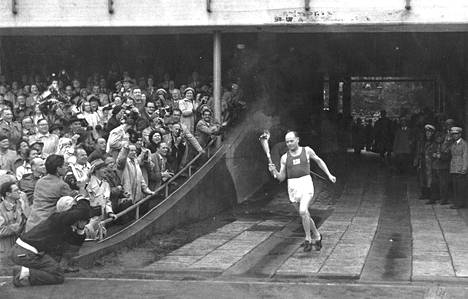 Paavo Nurmi toi olympiasoihdun Helsingin olympialaisten avajaisiin vuonna 1952.