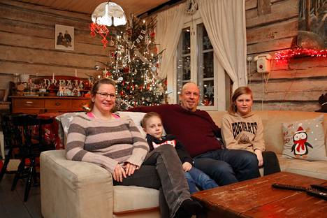 Anu, Eetu-poju, Timo ja Pinja Minkkinen odottavat joulua tunnelmallisessa kodissaan.
