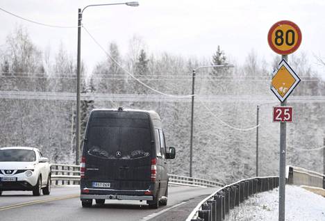 Talvi- ja pimeän ajan nopeusrajoitukset alkavat Lapista, ja muu Suomi seuraa perässä ensi viikolla, kertoo Väylävirasto. 