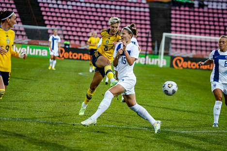 Natalia Kuikka ei mahtanut mitään, kun Lina Hurtig laukoi komeasti 2–0-maalin Ruotsin murjoessa Helmareita tiistaina Ratinan illassa.