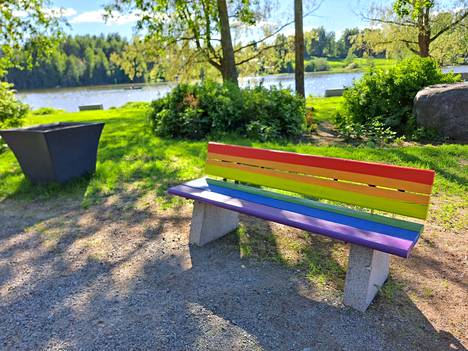 Tältä yhdenvertaisuutta ja tasa-arvoa symboloiva sateenkaaripenkki näytti Lempäälän Myllyrannanpuistossa vielä 6. kesäkuuta. Penkki maalattiin 1. kesäkuuta, ja se ehti säilyä puistossa viikon ehjänä.