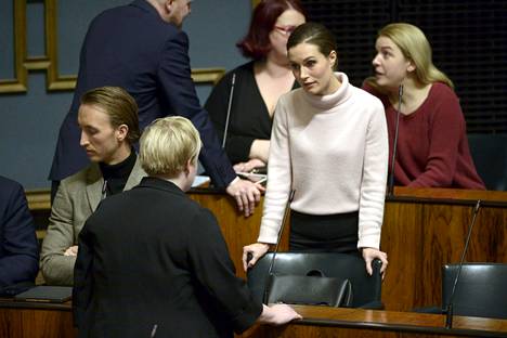 Pääministeri Sanna Marin (sd.) ja valtiovarainministeri Annika Saarikko (kesk.) keskustelivat eduskunnan kyselytunnilla 10. marraskuuta.