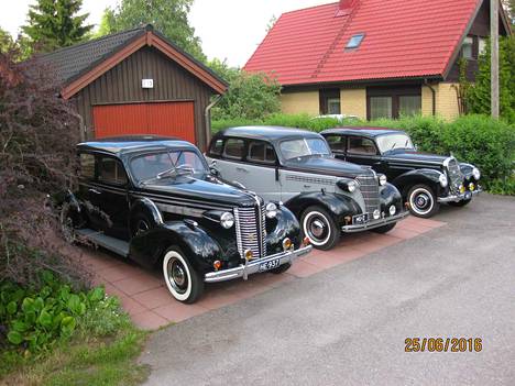 Vasemmalta Erkki Alhamon autoja, Buick 1938, Chevrolet 1938 ja Mercedes Benz 1952.