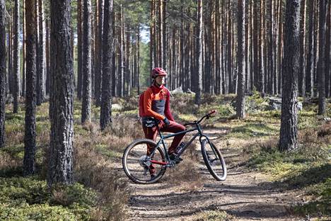 Asko Vainiopekka suosii pyöräilyreittien valinnassa sora- ja metsäteitä. Harjavallan Hiittenharjun ja Kokemäen Pitkäjärven alueen maastot ovat tulleet tutuiksi.