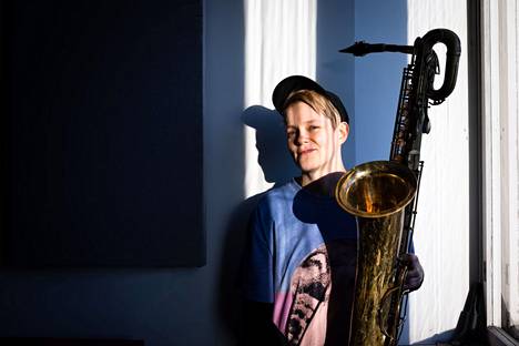 Tulevana kesänä Kirjazz & Blues järjestetään 14. kerran. Tapahtumassa esiintyvä saksofonisti Linda Fredriksson lukeutuu suomalaisen jazzin kärkinimiin. Artisti ja hänen baritonisaksofoninsa kuvattiin Fredrikssonin treenikämpällä Helsingin Vallilassa vuonna 2021.