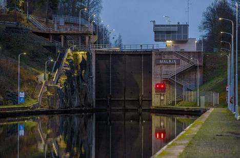 Mälkiän sulku ja sulkuportti Saimaan kanavassa Lappeenrannassa 11. marraskuuta 2021.