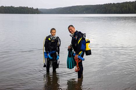 Aleksanteri ja Tommi Rasila sukelsivat Kaukajärveä puhtaaksi. Tommi Rasila totesi sukeltamisen jälkeen, että järvi on puhdistunut ja kiitos tamperelaisille, että ovat oppineet olemaan roskaamatta.