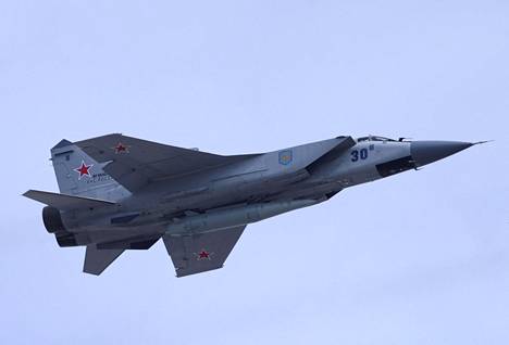 Kinžal-ohjuksella varustettu venäläinen Mig-31-hävittäjä lensi Punaisen torin yli paraatin harjoituksissa perjantaina.