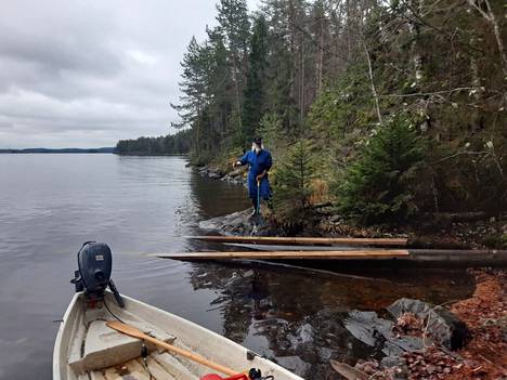 Pekka Tyllilä on tehnyt laitureiden puutolpista kahdeksan metriä pitkät, jotta rantautuminen eri vedenkorkeuksilla on mahdollisimman helppoa. 