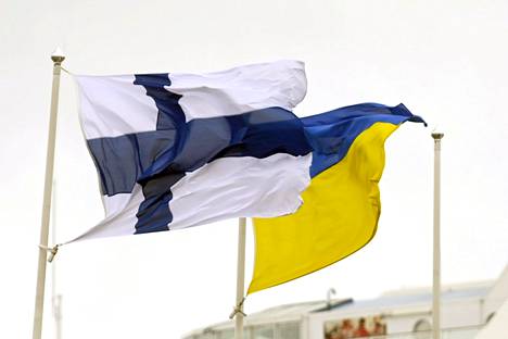 Valtioneuvoston mukaan halukkaat voivat perjantaina 24. helmikuuta yhtyä liputukseen tuen osoittamiseksi Ukrainalle. Suomen ja Ukrainan liput liehuivat vieretysten Helsingissä maaliskuussa 2022.