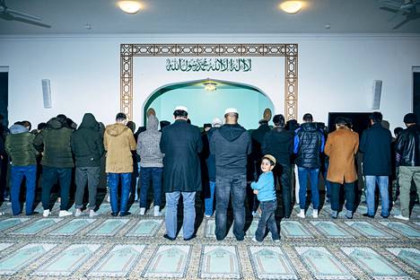 Berliinin Pankowin moskeijan miesten salissa kymmenet osallistuivat rukoukseen paaston murtamisen yhteydessä tiistai-iltana.