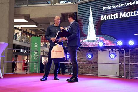 Matti Mattsson sai kolmannen Porin vuoden urheilija -palkintonsa. Haastattelemassa on tilaisuuden juontanut toimittaja Karri Laihonen.