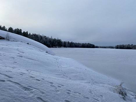 Pohjois-Nokialla sijaitseva pieni Alinenjärvi oli saanut jääpeitteen sunnuntaina 28. marraskuuta. Myös lunta oli satanut useita senttejä. Samalla järvellä näkyi retkiluistelija, joka eteni jäällä varovaisesti tunnustellen.