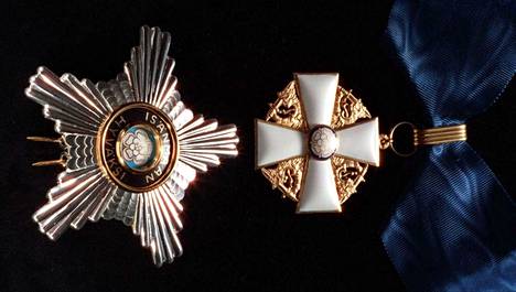 Lippujuhlan päivänä annetaan kunniamerkkejä ansioituneille. Kuvassa on Suomen Valkoisen Ruusun 1. luokan komentajamerkki.