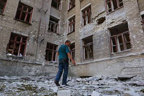 Paikallinen asukas katseli pahoin tuhoutunutta koulurakennusta Lysytšanskissa 5. heinäkuuta. Mies kertoi uutistoimisto Reutersin kuvaajalle, että asuu rakennuksen kellarissa. Torstaina Luhanskin alueen kuvernööri kertoi, että Lysytšanskissa oli yhä noin 15 000 siviiliä.