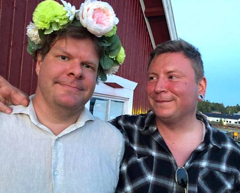 Biologi Tuomas Aivelo nauttii kesästä Merikarvialla puolisonsa Teemu Lemisen kanssa.