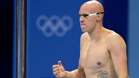 Matti Mattsson 200 metrin rintauinnin lähdössä olympiakisoissa Tokiossa.