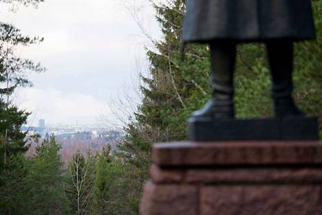 Mannerheimiin on suhtauduttu Tampereella ristiriitaisesti. Mannerheimin patsas seisoo Leinolassa kalliolla, jolta Mannerheimin tiedetään seuranneen sisällissodan taisteluita. 
