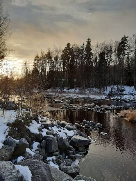 Taina Hokkanen ikuisti tammikuun auringon Siuronkoskella 02. tammikuuta.