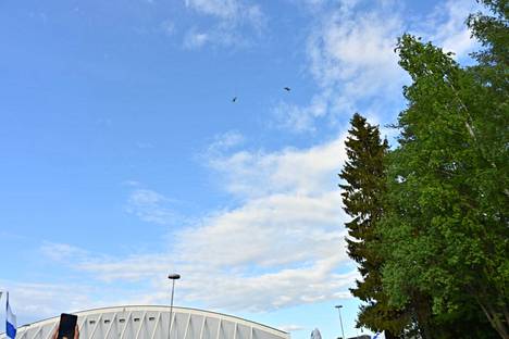 Kaksi Satakunnan lennoston Hornet-monitoimihävittäjää lensi Leijonien MM-kultajuhlan ylitse Tampereen Hakametsässä maanantai-iltana 30. toukokuuta.