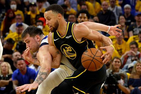 Golden Staten Stephen Curry (30) kamppaili pallosta Dallas Mavericksin Luka Donicin (77) kanssa 18. toukokuussa pelatussa NBA-ottelussa.