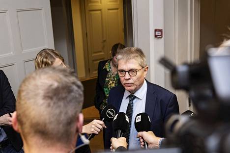 Kunta- ja hyvinvointialuetyönantajat KT:n toimitusjohtaja Markku Jalonen kertoi syntyneestä sovusta valtakunnansovittelijan toimistolla Helsingissä 3. lokakuuta 2022.