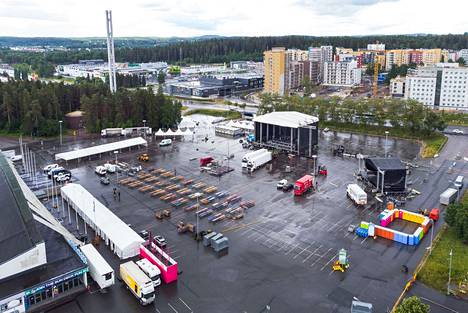 Hakametsän jäähallin parkkipaikalla järjestettiin viime vuonna myös Tampere soi -tapahtuma sekä tänä vuonna Leijonien kultajuhlat.