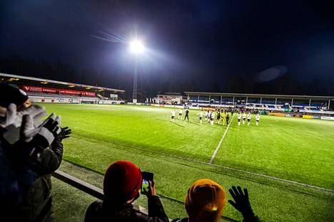 FC Hakan kauden 2021 viimeinen kotipeli pelattiin Tehtaan kentällä lokakuun lopussa. Kentän nykyinen nurmi ei jatkossa kelpaa Suomen korkeimman sarjatason Veikkausliigan otteluihin.