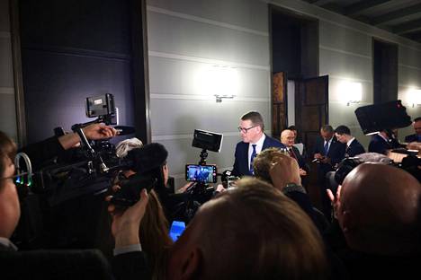 Puhemies Matti Vanhanen vastasi median kysymyksiin Unkarin valtuuskunnan tapaamisen jälkeen. Oikealla Vanhasen takana Unkarin parlamentin varapuhemies Csaba Hende.