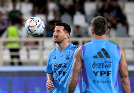 Argentiinan hyökkääjätähti Lionel Messi harjoitteli joukkueensa kanssa MM-kisoihin maanantaina.
