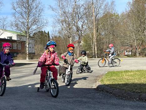 Kiikkaan on muuttanut lapsiperheitä ja se näkyy. Tässä kuvassa Kiikan päiväkodin lapset pyöräilivät viime toukokuussa unelmien liikuntapäivänä.