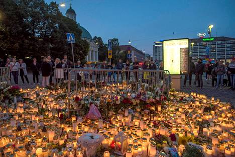 Ihmiset toivat kukkia ja kynttilöitä Turun kauppatorille terrori-iskun jälkeen.