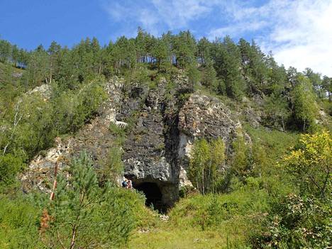 Denisova-luolien sisäänkäynti Altai-vuorilla Siperiassa. Svante Pääbon tutkimusryhmän tutkimuksia tehtiin Tšagyrskoi- ja Okladnikov-luolien alueella, jotka ovat 50 ja 130 kilometrin päässä Denisova-luolasta.
