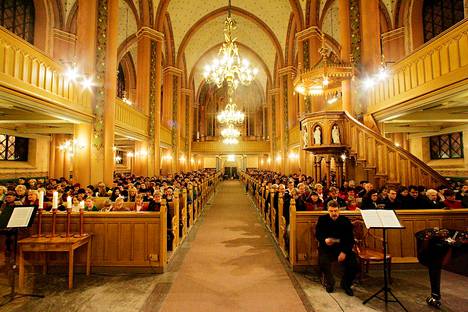 Jouluhartaudet ja Kauneimmat joululaulut vetävät tavallisesti kirkot täyteen. Arkistokuva vuodelta 2006.