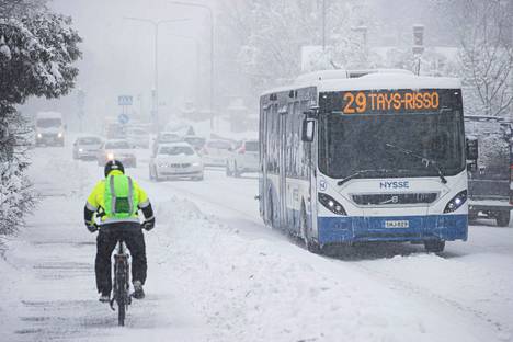 Pispalan valtatiellä Tampereella tuprutti lunta 4. huhtikuuta 2022.