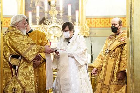 Arkkimandriitta Sergei (kesk.) vihittiin Suomen ortodoksisen kirkon piispaksi Uspenskin katedraalissa Helsingissä 16. tammikuuta 2022. Vasemmalla kuvassa on arkkipiispa Leo.