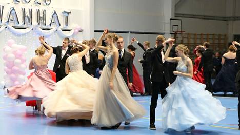 Näin näyttävästi vanhat tanssivat Kokemäen Tulkkila-salissa helmikuussa 2020.