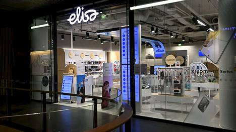 Kuvassa on Teleyhtiö Elisan myymälä Helsingissä.