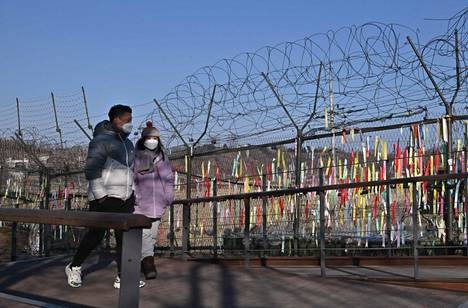 Vierailijat kävelivät lauantaina 1. tammikuuta Koreoita jakavan demilitarisoidun rajan lähellä Etelä-Korean Pajussa.