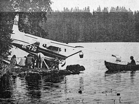 Lentokoneonnettomuus tapahtui 2. elokuta 1971 Sääksjärvellä. Kuvassa kone on vedetty rantaan ja käännetty takaisin oikein päin. 