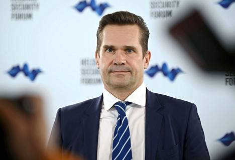 Mika Aaltola syrjäytti Olli Rehnin presidenttikyselyn kärjestä.