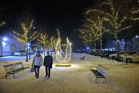 Kolmannen joulun uutuus oli valaistu Savilanpuisto. Valot saivat kovasti kehuja.